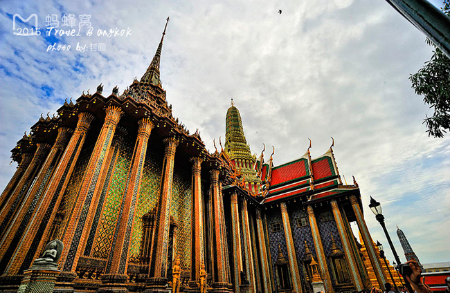 Đại Hoàng Cung, hay còn được gọi là Đại Cung điện, Cố cung, gồm 28 kiến trúc đền chùa ở Bangkok, với diện tích hơn 21.8000km2.

Ngoài ra, bốn thầy trò Đường Tăng còn đi qua rất nhiều nơi khác, số địa điểm không thể đếm nổi với 81 kiếp nạn họ phải trải qua...