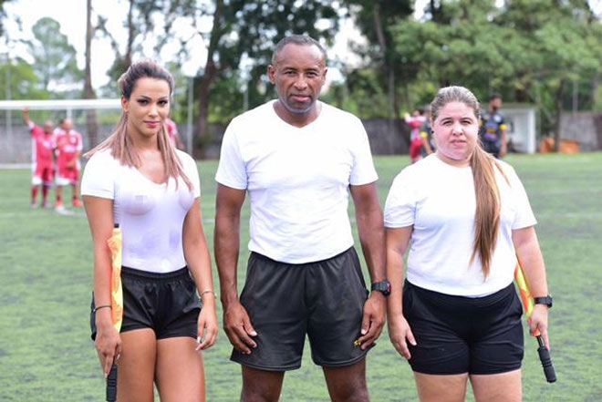 Ám ảnh vẻ khêu gợi của nữ trọng tài bóng đá mê "thả rông" - 3