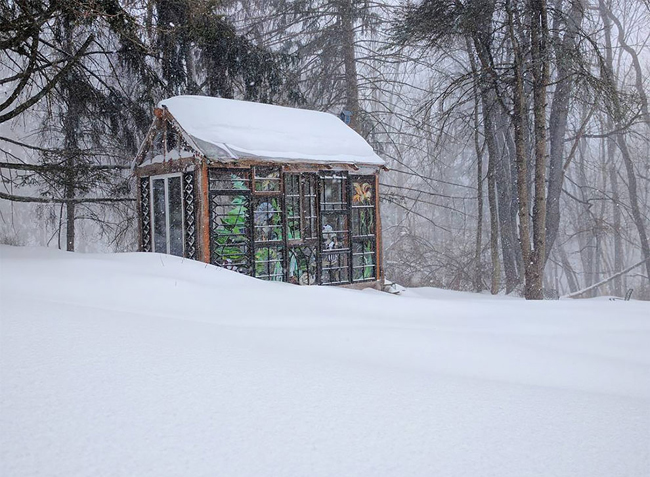 Ngôi nhà nhỏ trong mùa đông tuyết phủ trắng xóa.