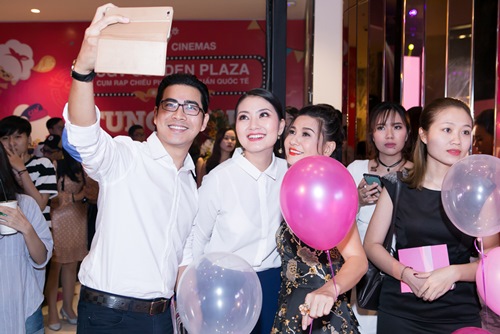 "Phi công trẻ" tình tứ bên Cát Phượng, bỏ mặc "bạn gái chưa 18" - 4