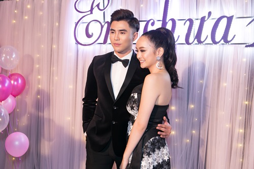 "Phi công trẻ" tình tứ bên Cát Phượng, bỏ mặc "bạn gái chưa 18" - 3