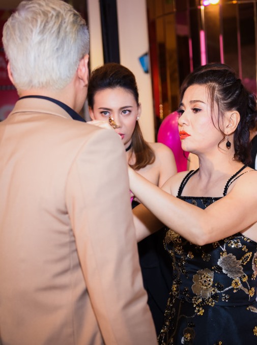 "Phi công trẻ" tình tứ bên Cát Phượng, bỏ mặc "bạn gái chưa 18" - 2