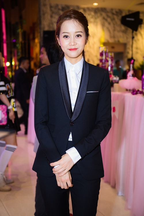 "Phi công trẻ" tình tứ bên Cát Phượng, bỏ mặc "bạn gái chưa 18" - 3