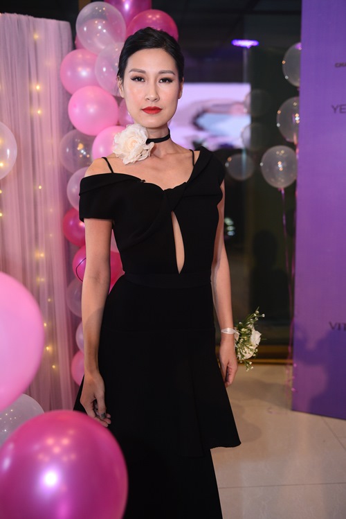 "Phi công trẻ" tình tứ bên Cát Phượng, bỏ mặc "bạn gái chưa 18" - 13