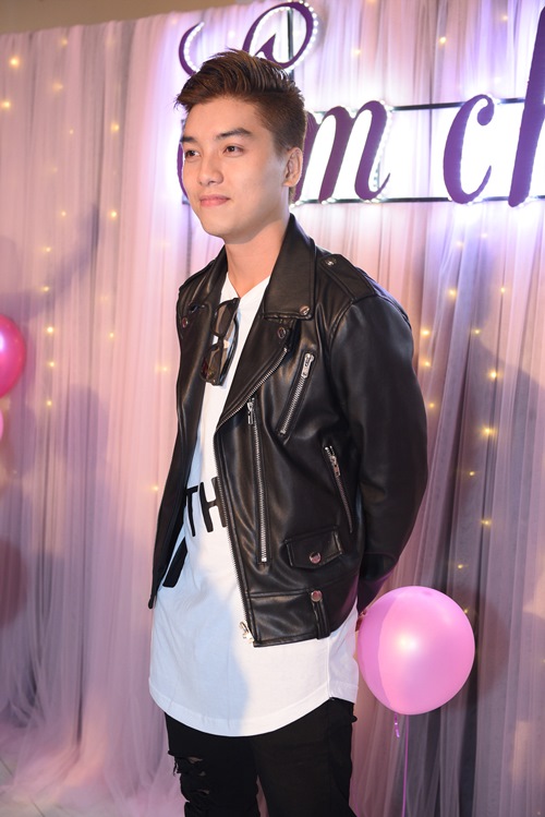 "Phi công trẻ" tình tứ bên Cát Phượng, bỏ mặc "bạn gái chưa 18" - 6