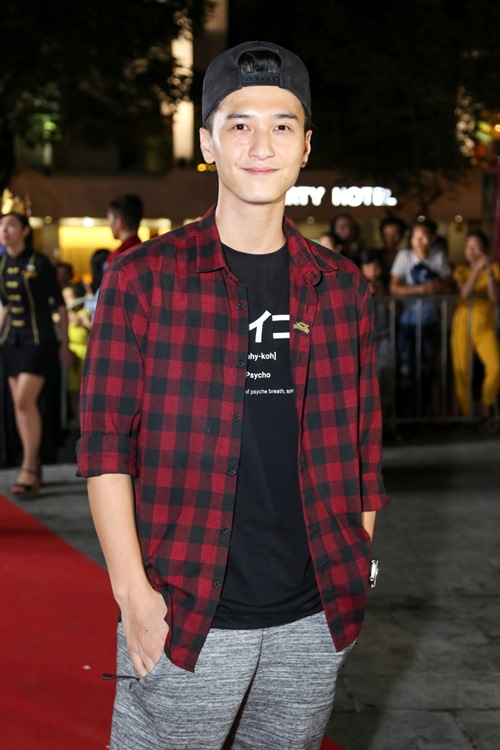 Minh Hằng vẫn gợi cảm đi diễn sau khi "khóc cạn nước mắt" - 2