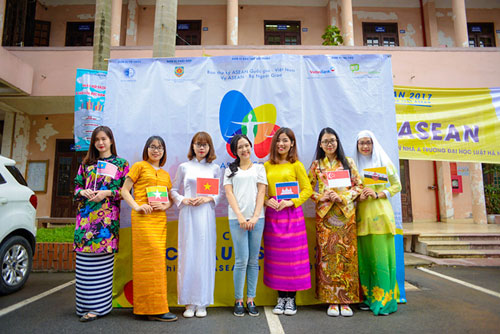 Nữ sinh trường Luật xinh đẹp trong lễ hội ASEAN - 1