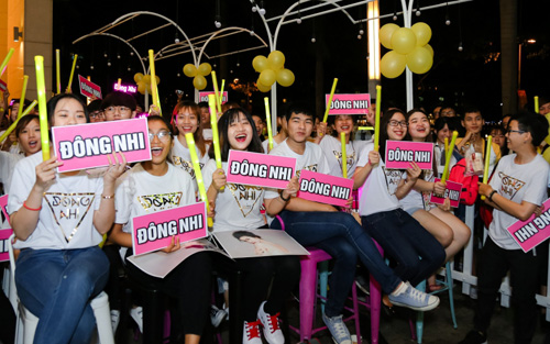 Đông Nhi đập tan tin đồn thuê fan khi có nhiều fan cuồng thế này - 2