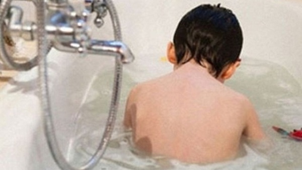 Vì sao trẻ có thể chết đuối trong bồn tắm chỉ trong giây lát? - 1