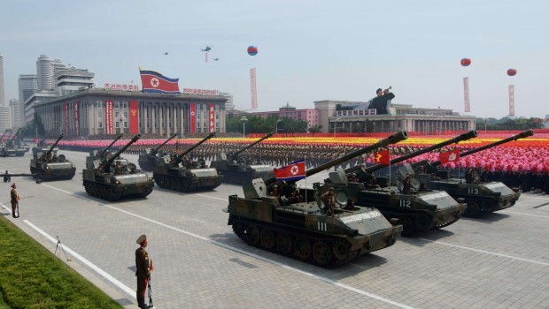 Vì sao xe tăng duyệt binh bỏ đoàn, tới gần Kim Jong-un? - 1