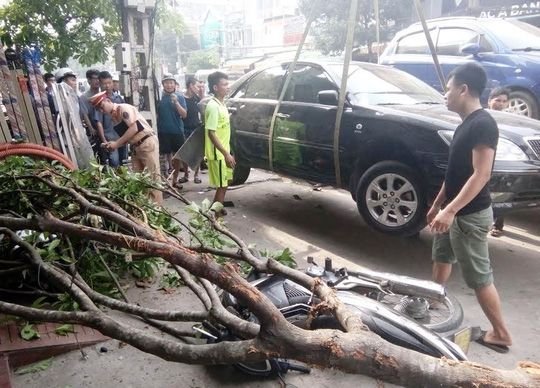 &#34;Xe điên” rồ ga lùi cuốn cô gái vào gầm - 2