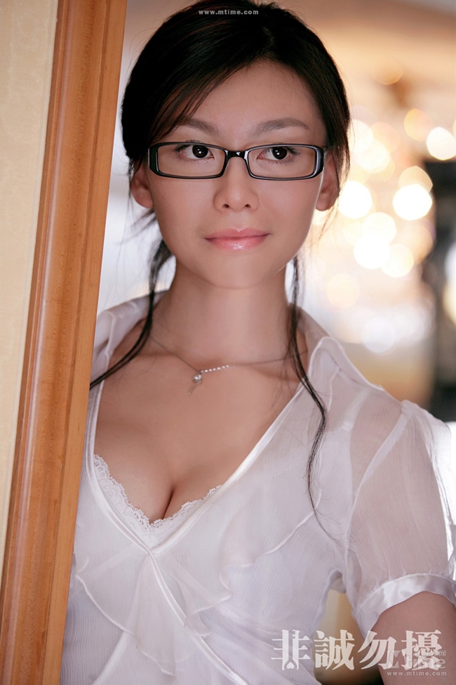 Củng Tân Lượng (Miu Miu) được biết đến nhờ vai cô thư ký gợi cảm trong "Phi thành vật nhiễu" 2009 của đạo diễn Phùng Tiểu Cương.