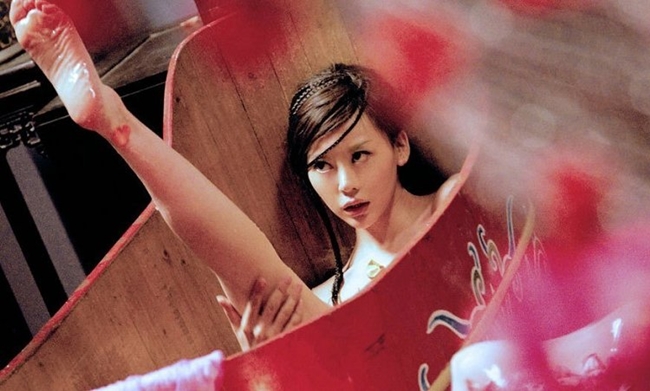 Sau thành công của "Phi thành vật nhiễu", Tân Lượng tiếp tục đảm nhận vai nữ phụ xinh đẹp, lẳng lơ trong "Long phụng điếm".