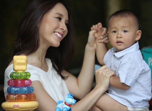 Những cô vợ nõn nà, trẻ hơn chồng 25-30 tuổi của showbiz Việt - 3