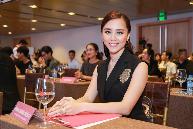 Những cô vợ nõn nà, trẻ hơn chồng 25-30 tuổi của showbiz Việt - 4