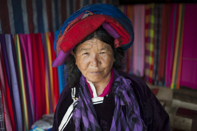 Bà Du Zhi Ma, 68 tuổi, mặc trang phục truyền thống từ thổ cẩm của người Mosuo.