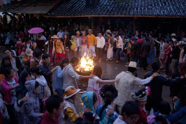 Rất đông du khách tham dự màn múa lửa truyền thống của người Mosuo.