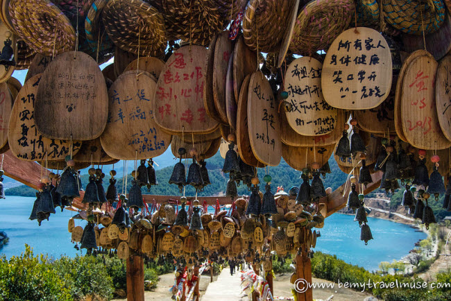 Đồ lưu niệm do người Mosuo tự làm để bán cho du khách tới tham quan khu vực họ sinh sống.