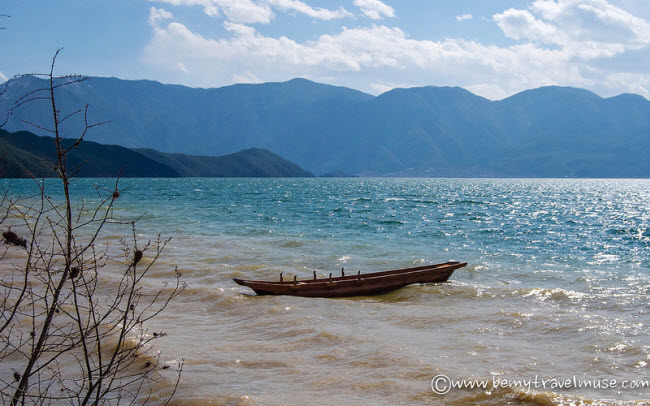 Khung cảnh đẹp mê hồn quanh hồ Lugu.