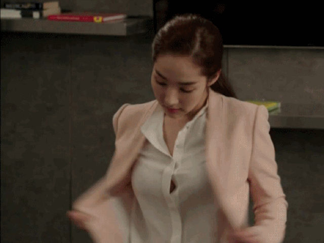 Mỗi lần cởi áo, bạn gái cũ Lee Min Ho lại hút mắt fan