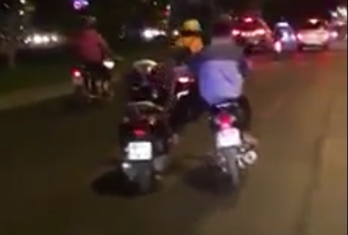 Hai tay lái 2 xe máy gây xôn xao đường phố Sài Gòn - 1