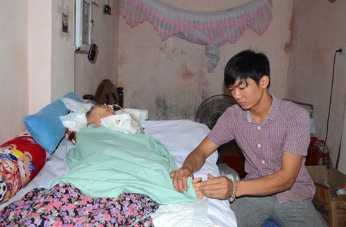 Tình chồng chăm vợ sống thực vật sau vụ nổ ở Văn Phú - 1