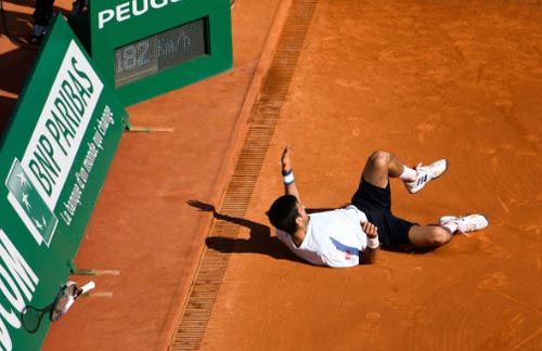 Djokovic &#34;rơi tự do&#34;: Trông vào gương Federer mà học - 1