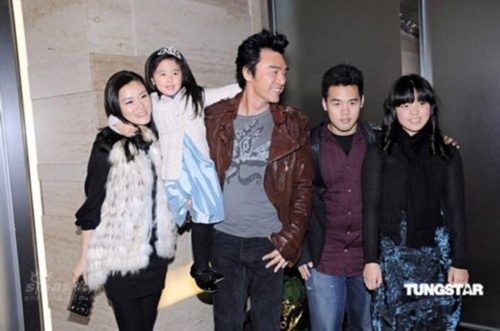 Chân dài bốc lửa khiến hai tỷ phú phá sản giờ ra sao? - 13