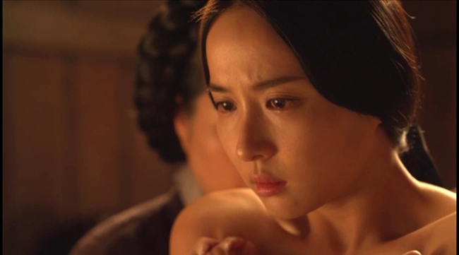 Với một số diễn viên cần người đóng thế cho các cảnh nóng song Jo Yeo Jung luôn tự thân thực hiện các cảnh này. Trong showbiz Hàn, việc đảm nhận cảnh "yêu thật" trên phim đều trải qua những hợp đồng ràng buộc cụ thể giữa diễn viên và nhà sản xuất.