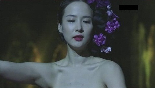 Ngay cả trong phim truyền hình Sóng tình Haeundae, Jo Yeo Jung cũng gây sốc với cảnh quay đóng vai kỹ nữ trên sân khấu kịch.