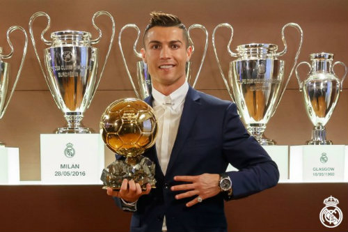 Ronaldo “siêu phàm”: Vang danh cầu thủ xuất sắc nhất mọi thời đại - 3