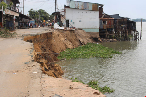 14 nhà trôi sông, An Giang ban bố tình trạng khẩn cấp - 1
