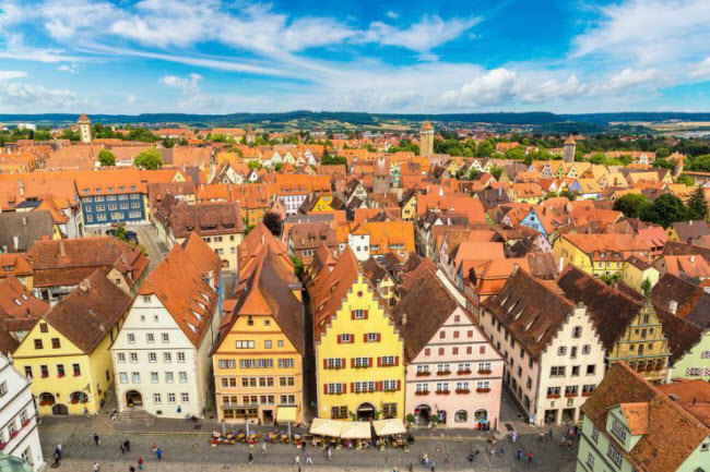 1. Rothenburg ob der Tauber: Đây được coi là một trong những thị trấn có phong cảnh đẹp nhất trên hành tinh. Nơi đây nổi tiếng với đường phố lát đá cuội và những công trình kiến trúc từ thời Trung cổ.