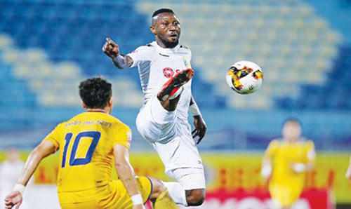 Sự cố tiền đạo Samson đấm vào mặt đối thủ ở AFC Cup: Hệ quả của sự nuông chiều - 1