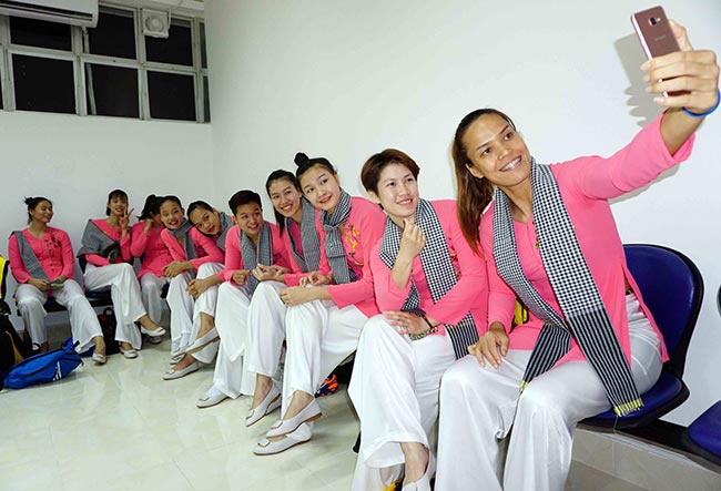 Tối ngày 22/4, tại trung tâm thể dục thể thao tỉnh Tây Ninh đã diễn ra lễ khai mạc giải bóng chuyền nữ quốc tế cúp VTV9 Bình Điền Long An 2017. Đáng chú ý, tất cả các người đẹp bóng chuyền của 8 đội dự giải lần này xuất hiện trong lễ khai mạc với chiếc áo bà ba truyền thống của phụ nữ Nam bộ.
