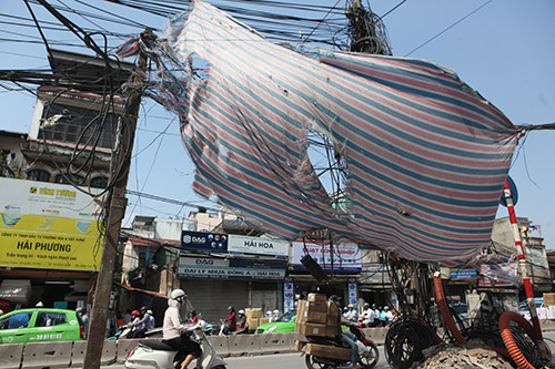 Biển quảng cáo, tờ rơi… bủa vây cây xanh, cột điện - 11