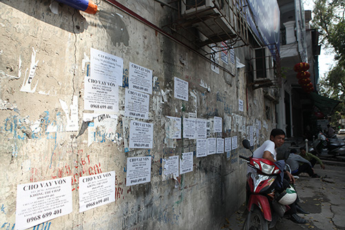 Biển quảng cáo, tờ rơi… bủa vây cây xanh, cột điện - 10