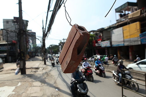 Biển quảng cáo, tờ rơi… bủa vây cây xanh, cột điện - 13