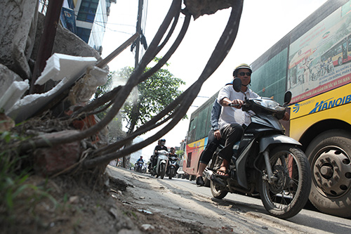 Biển quảng cáo, tờ rơi… bủa vây cây xanh, cột điện - 12