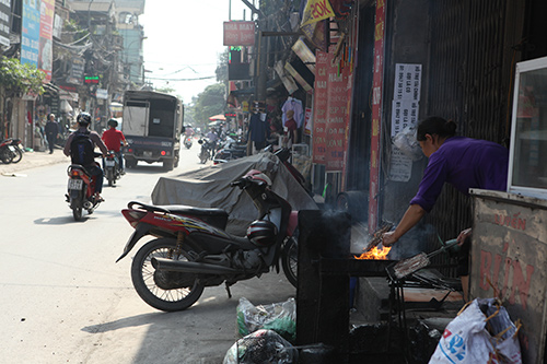 Biển quảng cáo, tờ rơi… bủa vây cây xanh, cột điện - 14