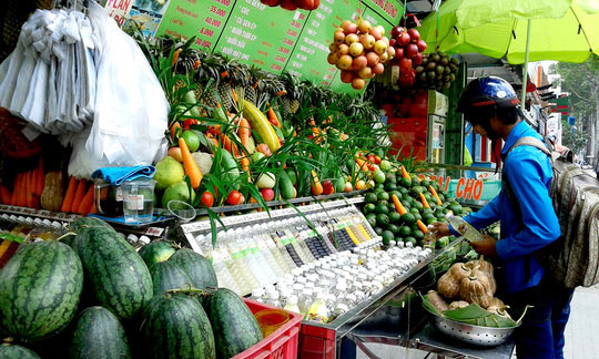 Nắng nóng gay gắt, nước giải nhiệt "cháy" hàng - 1