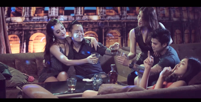 Dung Doll (tên thật Trương Nguyễn Ngọc Dung) được khán giả biết đến khi đóng cặp với ca sĩ Duy Mạnh trong MV “Phê” năm 2016.