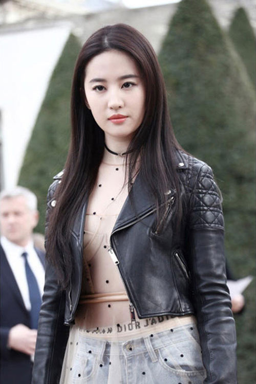 Nghệ thuật mặc tôn ngực đầy siêu sexy của Lưu Diệc Phi - 7