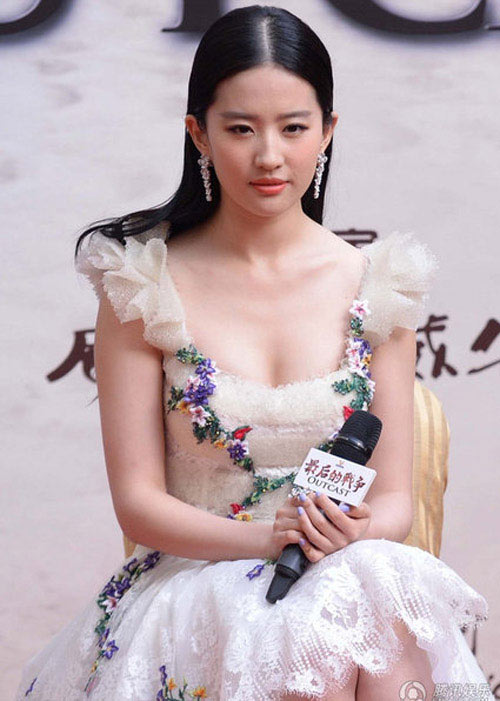 Nghệ thuật mặc tôn ngực đầy siêu sexy của Lưu Diệc Phi - 5