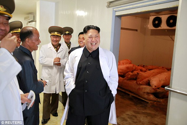 Đang &#34;hầm hè&#34; với Mỹ, Kim Jong-un vẫn tươi cười như hoa - 1