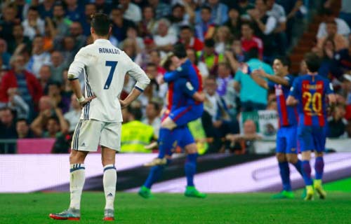 Ronaldo bị Messi che mờ: Bài học đắt giá cho tính ích kỷ - 1