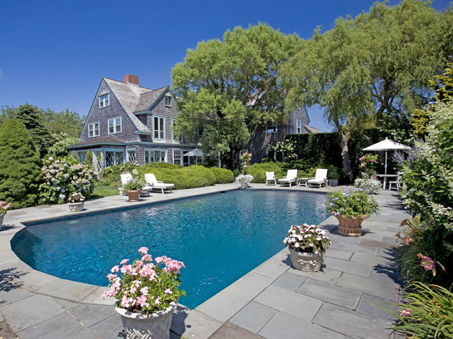 Biệt thự có tên East Hampton nằm ở thành phố New York, nước Mỹ đang được rao bán với giá 17,995 triệu USD (~ 409,4 tỷ đồng) – mức giá được các nhà chuyên môn đánh giá là khá rẻ so với thị trường.