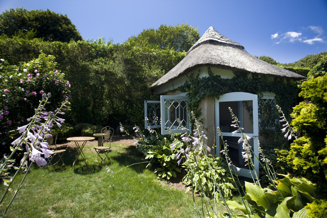Trong vườn còn có những ngôi nhà nhỏ xíu để thư giãn, ngắm cảnh và uống trà.