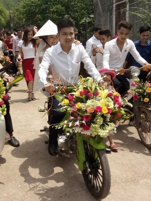 Đám cưới bằng xe Cub tại Nghệ An gây xôn xao dân mạng - 1