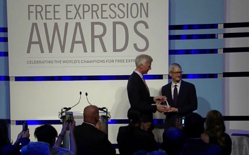 Tim Cook vinh dự nhận giải thưởng Tự do ngôn luận năm 2017 - 1